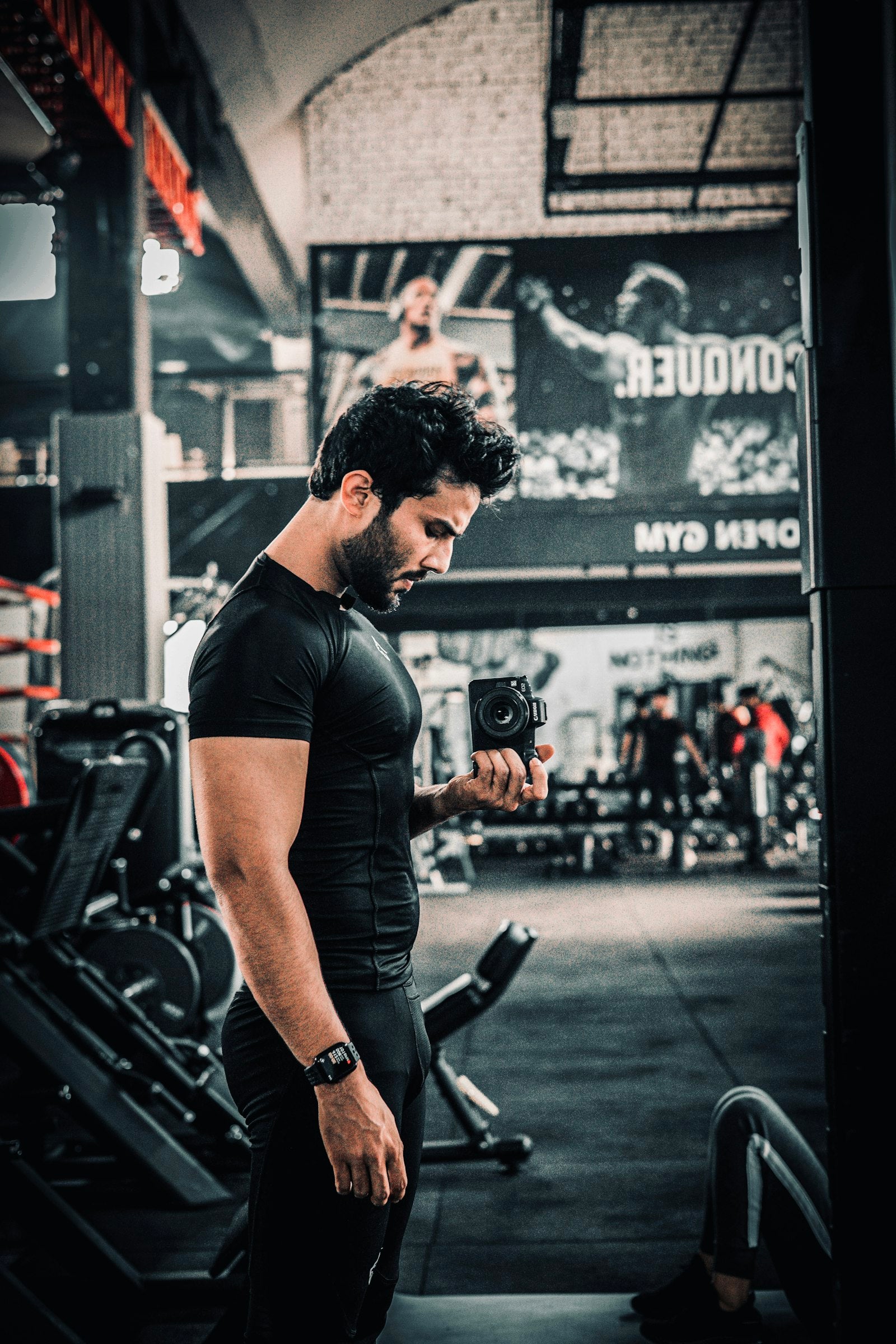 Créateur de contenu filmant sa séance en salle de sport, ambiance sombre et cinématique